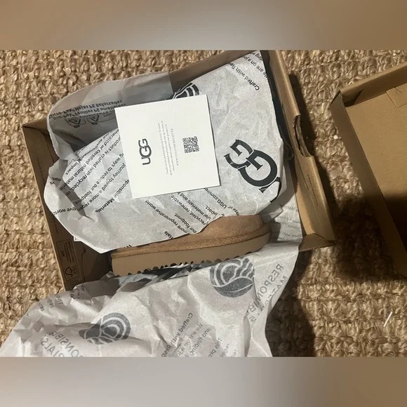 Uggs Toddler Classic Ultra Mini NWT in box, size 6, brown chestnut